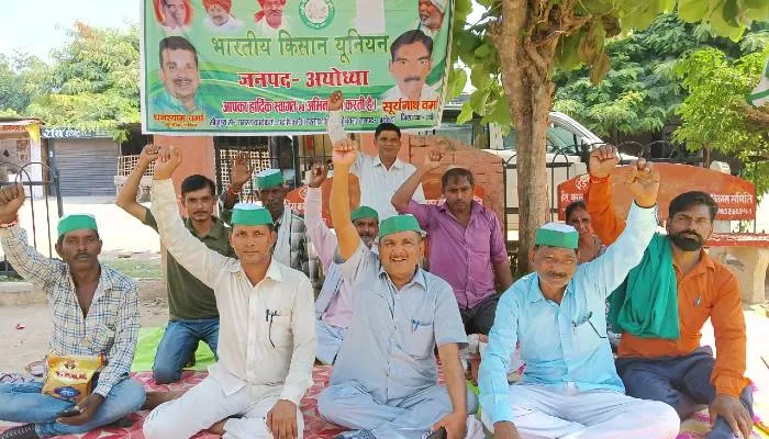 अयोध्या: मांगों को लेकर दूसरे दिन भी जारी रहा भाकियू का अनिश्चतकालीन धरना