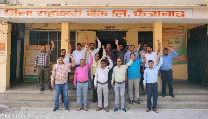 अयोध्या: आन्दोलनरत जिला सहकारी बैंक कर्मियों ने काली पट्टी बांधकर जताया विरोध