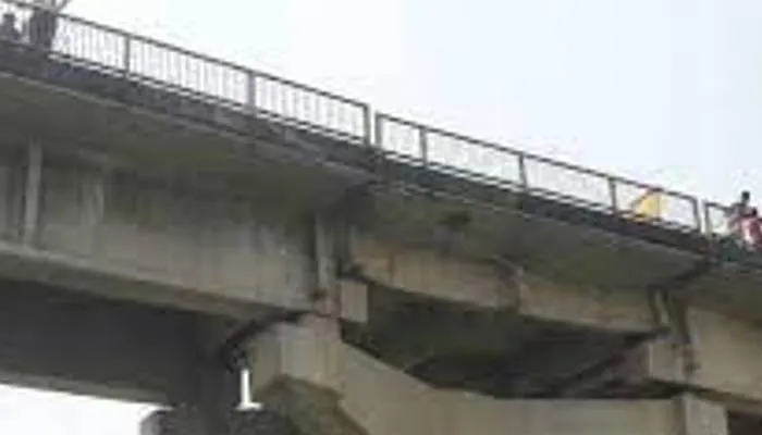 बहराइच: पति से अनबन के बाद संजय सेतु पहुंची महिला, ड्यूटी पर मुस्तैद पुलिस कर्मियों ने बचाया
