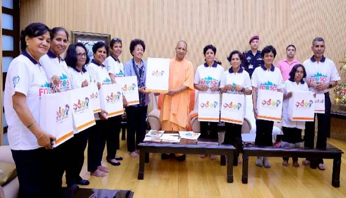 लखनऊ: एवरेस्ट विजेता बछेंद्री पाल व उनकी टीम ने की मुख्यमंत्री योगी से मुलाकात