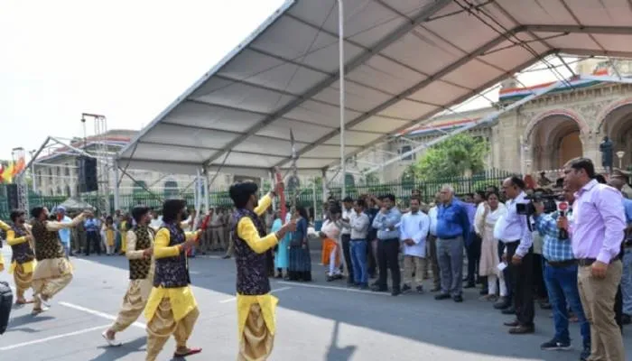 लखनऊ: मुख्य सचिव ने विधानभवन के सामने 15 अगस्त की तैयारियों का किया स्थलीय निरीक्षण
