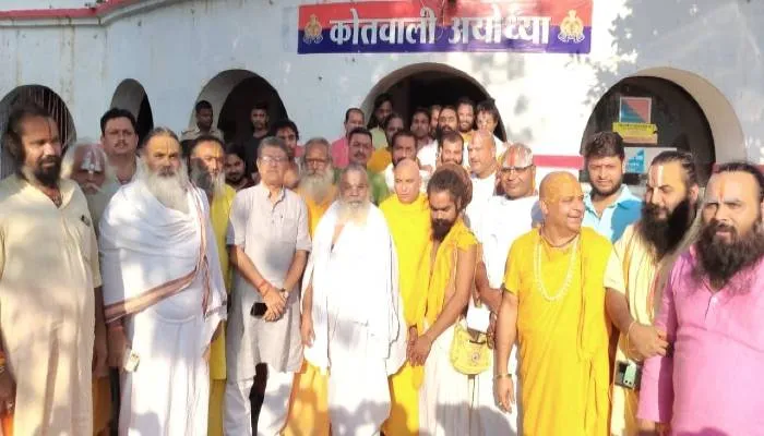 अयोध्या: नरसिंह मंदिर के सामने हुये धामकों के मामले में मंदिर के मुख्तार सहित सात नामजद, चौकी प्रभारी लाइन हाजिर
