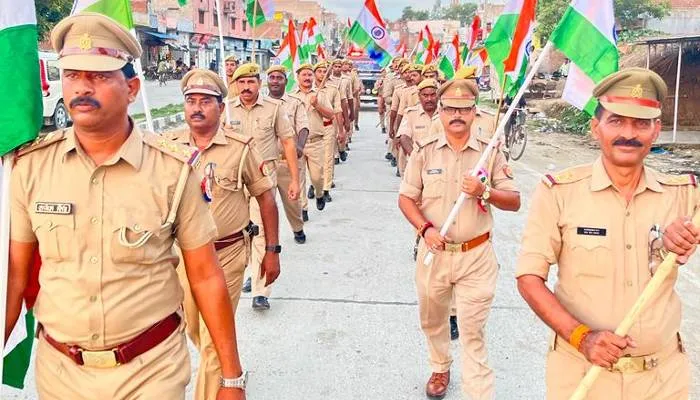 बहराइच: पुलिस ने तिरंगा मार्च निकाल लोगों को किया जागरूक