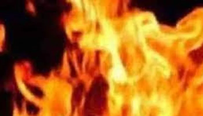 हरदोई: मामूली विवाद में दबंग ने युवक पर डाला पेट्रोल, लगाई आग