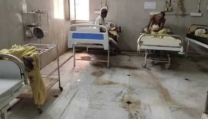 लखनऊ: बलरामपुर अस्पताल के लावारिस वार्ड में फैली गंदगी, तेज बदबू के बीच रहने को मजबूर मरीज