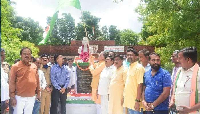कानपुर: विजई विश्व तिरंगा प्यारा गीत के रचयिता पद्मश्री श्याम लाल गुप्ता को अधिकारियों ने दी श्रद्धांजलि