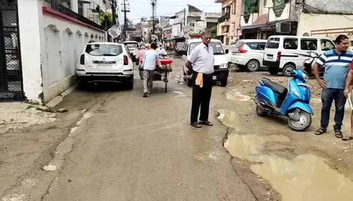 लखनऊ: आलमबाग का चंदर नगर इलाका अपनी बदहाली पर बहा रहा आंसू, आए दिन होते हैं हादसे