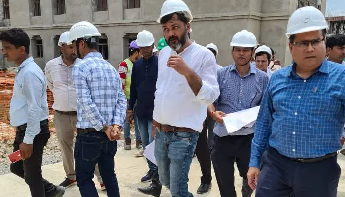 अयोध्या: मंडलायुक्त ने अटल आवासीय विद्यालय का किया औचक निरीक्षण, क्षेत्रीय विधायक भी रहे उपस्थित