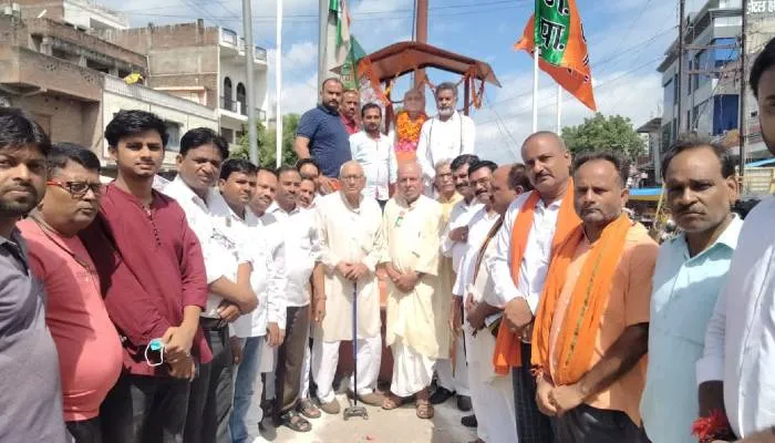रायबरेली: पुण्यतिथि पर लोगों ने पूर्व पीएम अटल बिहारी वाजपेयी को दी भावभीनी श्रद्धांजलि