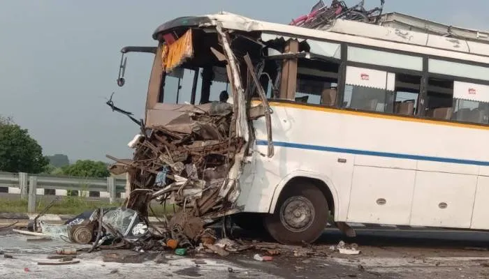 सुल्तानपुर: पूर्वांचल एक्सप्रेसवे पर मिनी ट्रक से टकराई बस, 12 यात्री घायल, तीन रेफर
