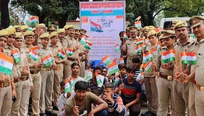 बाराबंकी: हर घर तिरंगा लहराने के लिए सड़क पर उतरी पुलिस, झंडा फहराने के नियम से लोगों को कराया अवगत