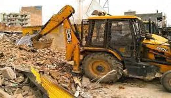 लखनऊ: विभूति खंड में अवैध कैफे पर चला एलडीए का बुलडोजर, खाली कराई दस करोड़ की जमीन