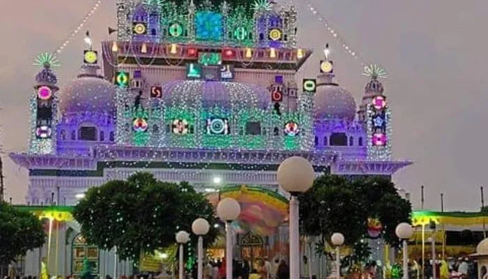 बाराबंकी: अकीदत के साथ अदा की गई हाजी वारिस अली के कुल शरीफ की रस्म, रंग बिरंगी रोशनी में नहाया देवा शरीफ