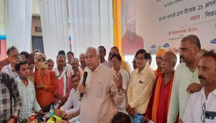 कानपुर: बाबा आनंदेश्वर के दरबार में भाजपाइयों में जुबानी जंग, सांसद को बीच में रोकना पड़ा भाषण