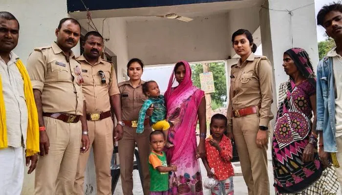 बहराइच: पति से झगड़ा हुआ तो बच्चों संग नदी में कूदने पहुंची महिला, पुलिस कर्मियों ने बचाया