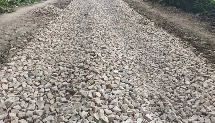 अयोध्या: सड़क पर बोल्डर डालकर भागी कार्यदायी संस्था, राहगीरों का चलना हुआ दुश्वार