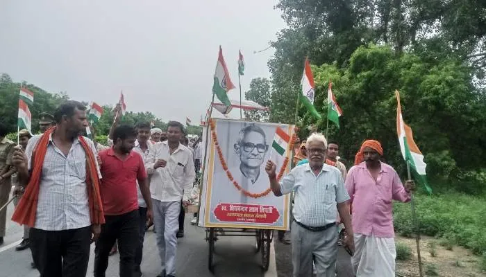 सीतापुर: पंचायत भवन के निर्माण की मांग को लेकर निकाली संकल्प यात्रा