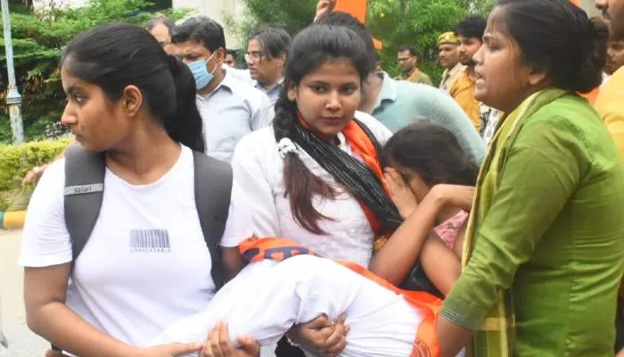 कानपुर: सीएसजेएमयू में एबीवीपी का प्रदर्शन, अकादमिक भवन किया बंद, छात्रा हुई बेहोश