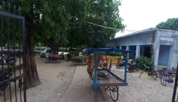 अयोध्या: कालेज परिसर में ही लगी मिली चाट व फल की दुकानें