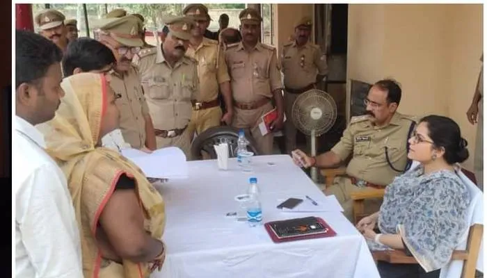 उन्नाव: डीएम और एसपी ने सुनी समस्याएं, निस्तारण के दिए निर्देश