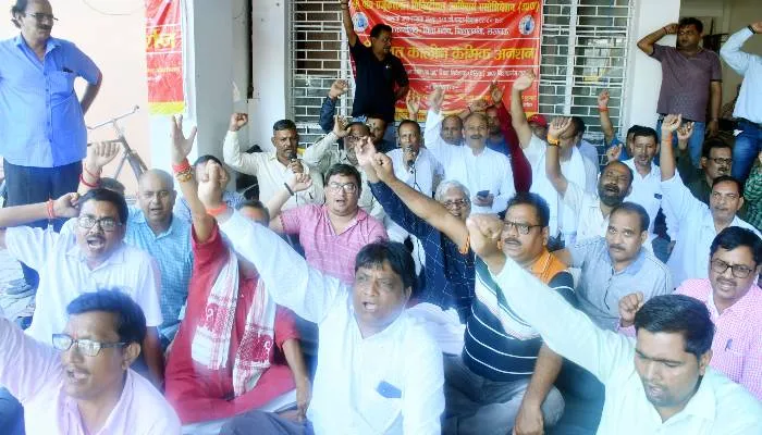 लखनऊ: तबादले के विरोध में बेसिक व माध्यमिक शिक्षा विभाग के कर्मचारियों ने फिर घेरा निदेशालय