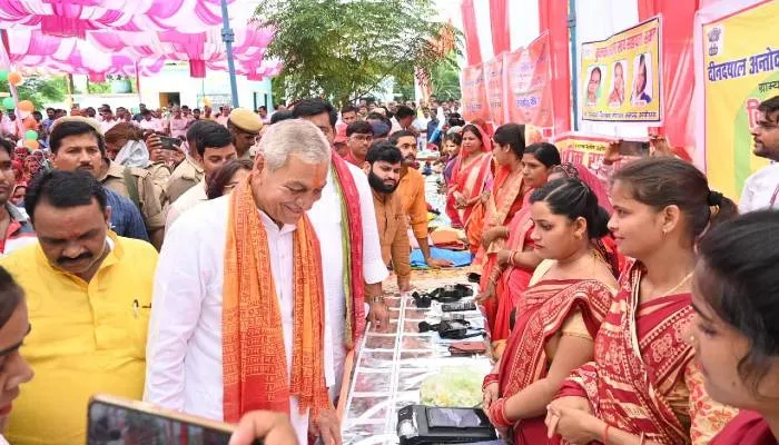 अयोध्या: मंत्री लक्ष्मी नारायण ने किया रामलला का दर्शन, कहा- सरकार किसानों के साथ हर समय खड़ी है