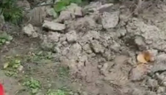 उन्नाव: खेत में खुदाई के दौरान निकला कुछ ऐसा, देखने के लिये लगी ग्रामीणों की भीड़, लोग बोले- चमत्कार हो गया