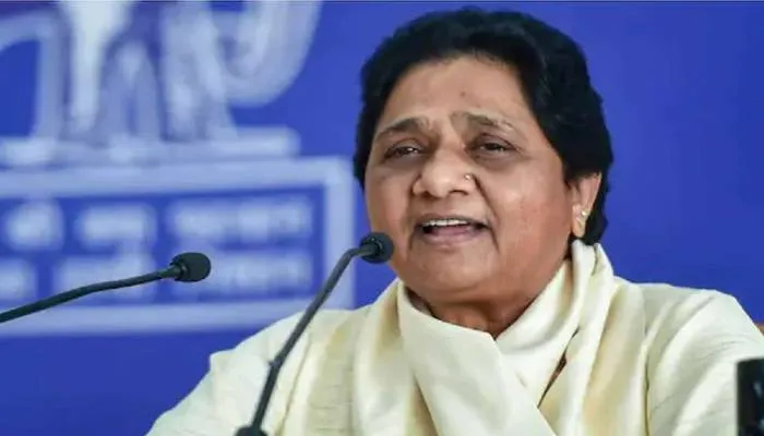 देशवासियों को अपने घरों में तिरंगा झंडा लगाकर अपनी खुशी का प्रदर्शन जरूर करना चाहिए: मायावती