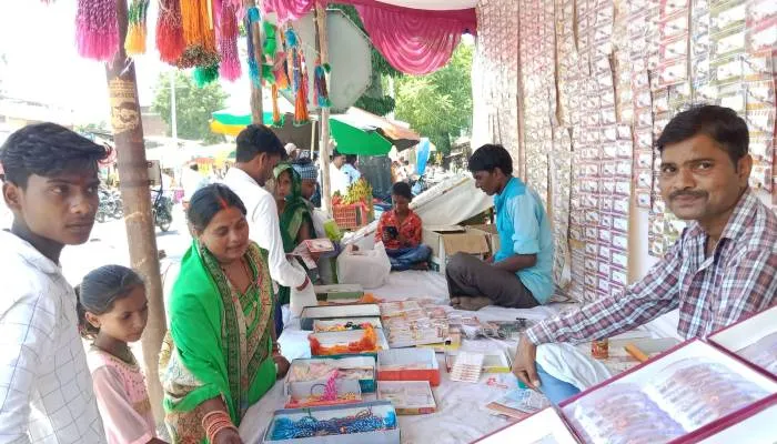 बाराबंकी: सज गया रक्षाबंधन का बाजार, उमड़ रही है खरीदारों की भीड़