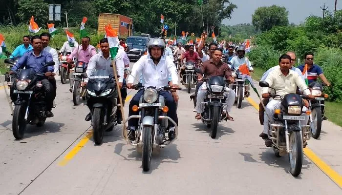 बाराबंकी: अमृत महोत्सव और आजादी के जश्न में डूबा जिला, जगह-जगह निकाली गई तिरंगा यात्रा