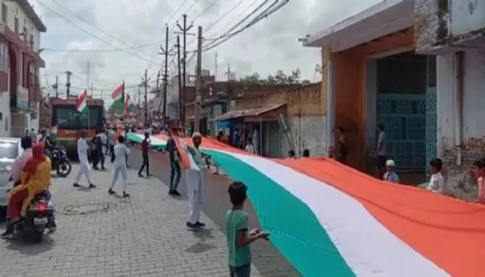 हाथरस में मुस्लिम समाज ने निकाली विशाल तिरंगा यात्रा