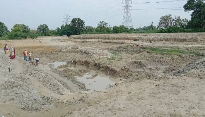 अमृत सरोवर निर्माण योजना की हालत अयोध्या में बद्दतर, सिर्फ नींव के पत्थर रखकर चले गए जनप्रतिनिधि