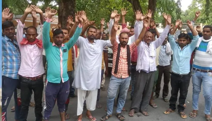 बहराइच: ऑटो चालक संघ ने समस्याओं को लेकर किया प्रदर्शन, सौंपा ज्ञापन