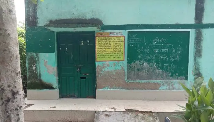 रायबरेली: प्राथमिक विद्यालय के सभी शिक्षकों ने लिया सामूहिक अवकाश, स्कूल में लगा ताला