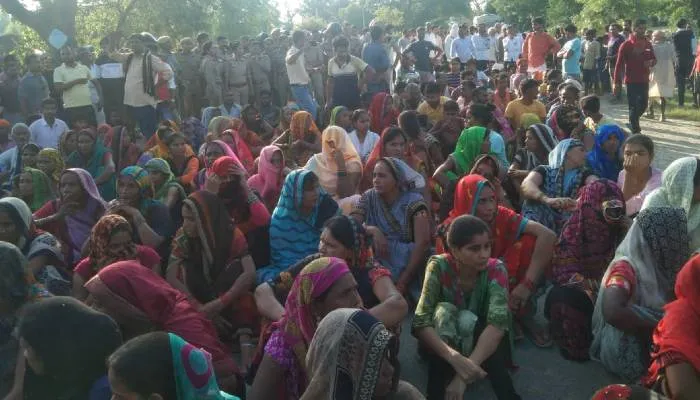 गोंडा: अपहृत बुजुर्ग का शव रखकर परिजनों ने सड़क पर लगाया जाम, पुलिस पर लगाया यह आरोप