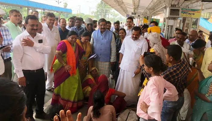 अयोध्या कैंट स्टेशन का भी होगा कायाकल्प, यात्री सुविधा समिति की टीम ने स्टेशन का किया निरीक्षण