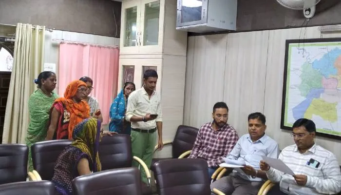 लखनऊ: आलमबाग के राम प्रसाद खेड़ा में पेयजल की किल्लत, दबंग महिला नहीं पड़ने दे रही पाइप लाइन