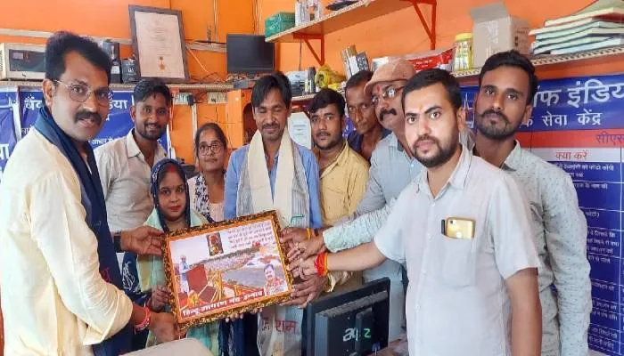 उन्नाव: हिंदू जागरण मंच ने कॉमन सर्विस सेंटर संचालक को अंग वस्त्र पहनाकर किया सम्मानित