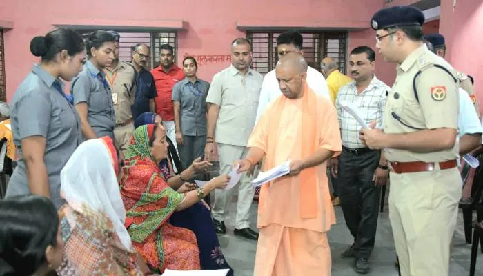 पैसों के अभाव में नहीं रुकेगा किसी का इलाज: मुख्यमंत्री योगी