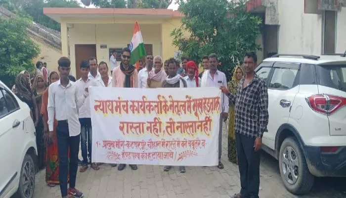 सुल्तानपुर: मांगों को लेकर ग्रामीणों ने एसडीएम कार्यालय पर दिया धरना