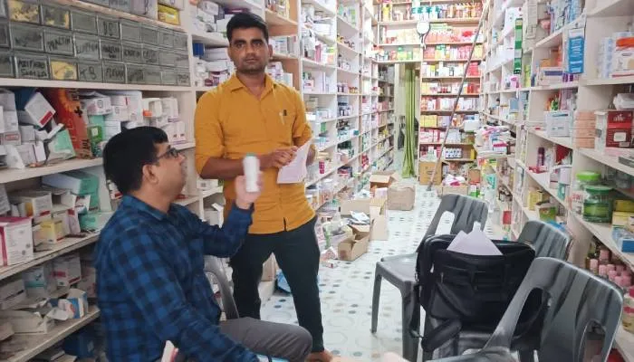 रायबरेली: औचक निरीक्षण में मिलीं संदिग्ध दवाएं, नमूने सील… रोकी गई बिक्री