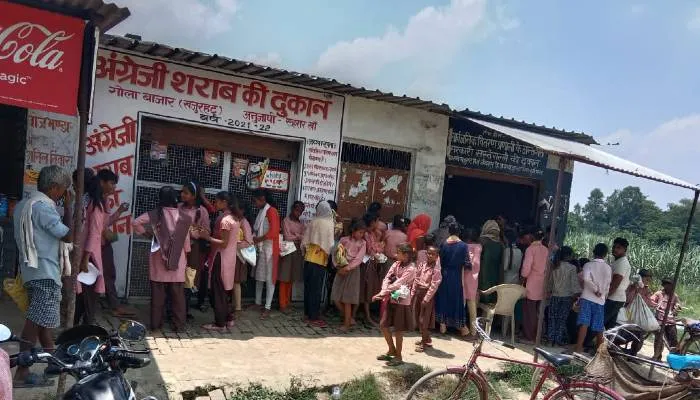 अयोध्या: कंपोजिट विद्यालय खजुरहट के बच्चों को शराब ठेके के बगल में बांटा जाता है राशन