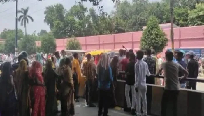 वाराणसी: सड़क हादसे में मारे गए दंपती का 24 घंटे बाद भी नहीं हुआ पोस्टमार्टम, परिजनों ने किया हंगामा
