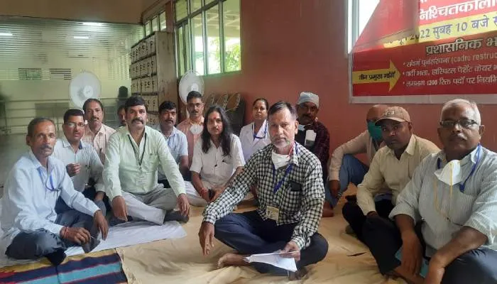 एसजीपीजीआई में कर्मचारियों ने खोला मोर्चा, मांगों को लेकर शुरू किया अनिश्चितकालीन धरना
