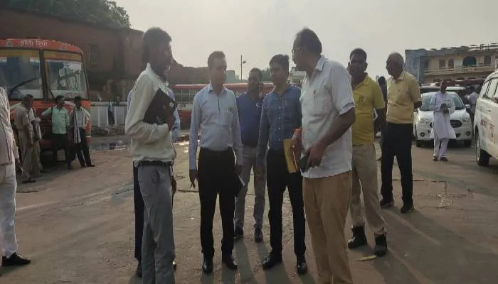 सुल्तानपुर: बस स्टेशन पर गंदगी देख भड़के प्रधान प्रबंधक, अधिकारियों को लगाई फटकारा…दी यह चेतावनी