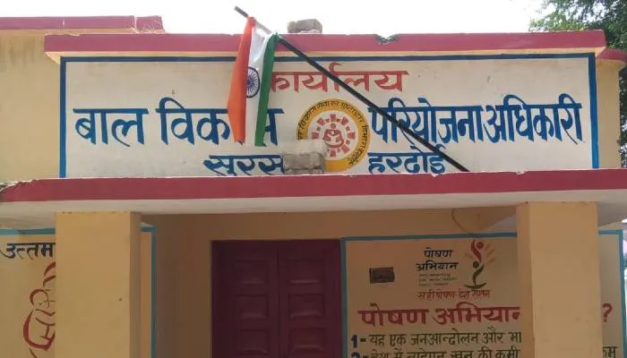 हरदोई: बाल विकास कार्यालय उल्टा पड़ा राष्ट्र ध्वज, जिम्मेदारों को नहीं दिख रहा तिरंगे का अपमान
