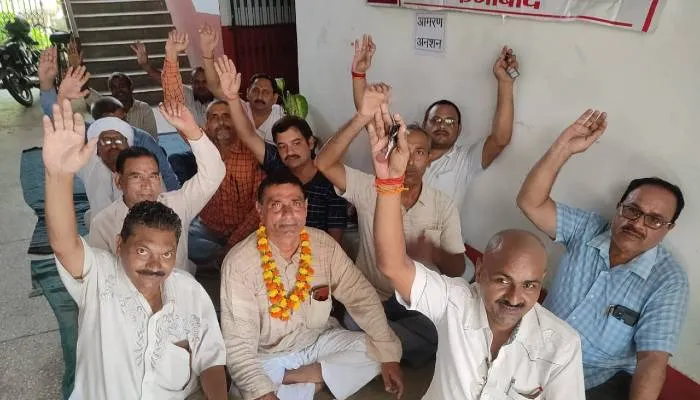 अयोध्या: वेतन न मिलने से नाराज शिक्षकों ने शुरू किया आमरण अनशन