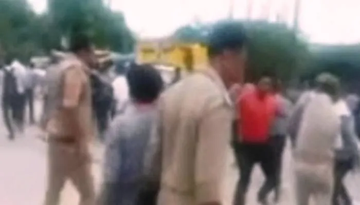 कानपुर: पुलिस ने हड़ताल पर बैठे ई-बस के परिचालकों पर लाठीचार्ज किया