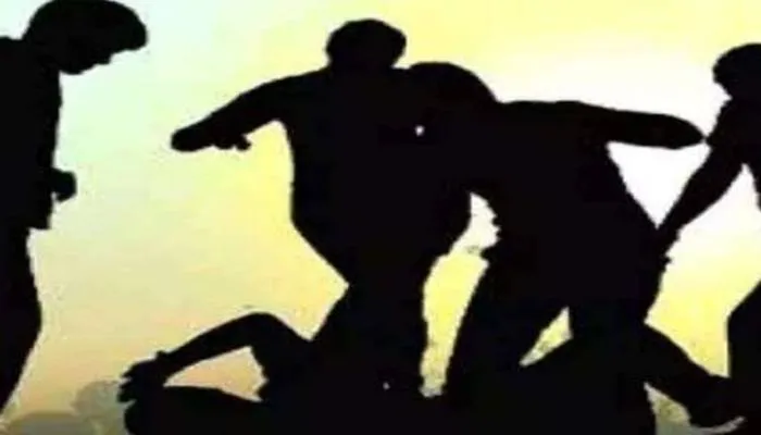 लखनऊ: सरेराह दो पक्षों में जमकर हुई मारपीट, पुलिस पेट्रोलिंग की पोल खोल