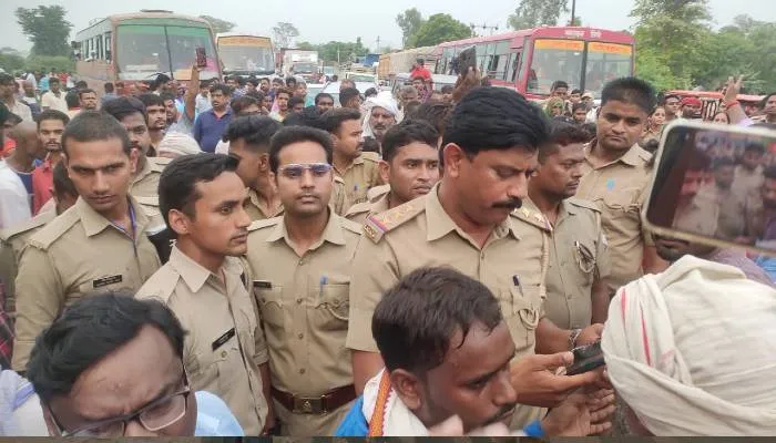 बहराइच: सड़क पर शव रखकर ग्रामीणों ने लगाया जाम, एक घंटे तक लखनऊ-बहराइच और गोंडा मार्ग रहा ठप, जानें मामला